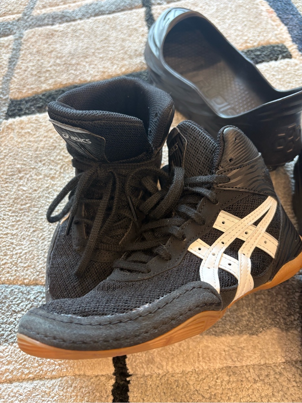 Asics BOYS size 1 Black/ White High-Top Wrestling Shoes